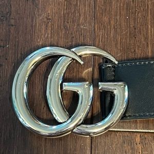 Gucci double G’s in silver tone.